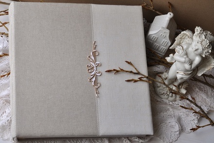 Альбом от Светланы Ковтун в классическом переплете с тканевым покрытием, лен комбинир. вертик. молочный и пес.-серый, 30х30 см, 5 разворотов, расст. 7 мм
