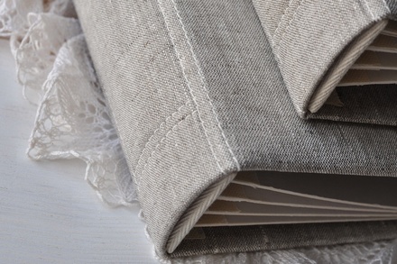 Альбом от Светланы Ковтун в классическом переплете с тканевым покрытием, лен серый, 20х20 см, 5 разворотов, расст. 7 мм