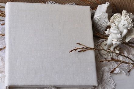 Альбом от Светланы Ковтун в классическом переплете с тканевым покрытием, лен молочный, 30х30 см, 5 разворотов, расст. 7 мм