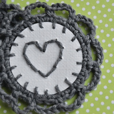 Набор вязаных украшений - тэгов  ручной работы, цвет темно-серый, бумага - белая акварель, My Love