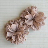 Вінтажні квіти з тканини від Maya Road - Antique Mocha, колір бежевий, 2 шт.