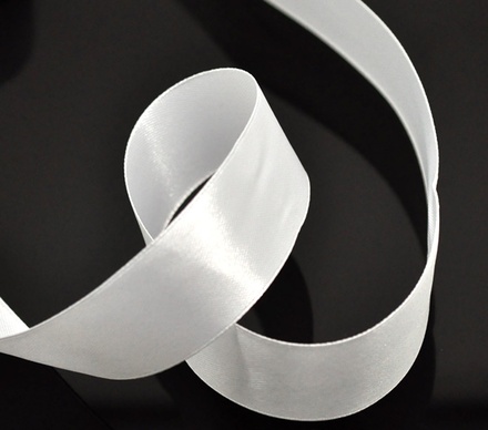 Атласна стрічка White, колір білий, ширина 25,4 мм, довжина 90 см