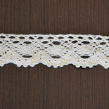 Мереживо бавовняне, в’язане, колір бежевий, ширина 2.5см, довжина 90 см