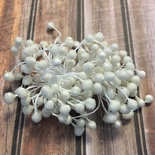 Перламутровые тычинки цвета слоновой кости на белой нитке, в сахарной обсыпке