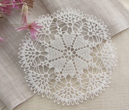 Затишний декор від LESHCHENKO - Вʼязана ажурна серветка №43, 12см, 1шт.