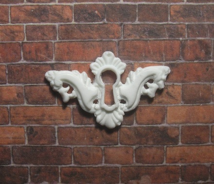 Пластикова прикраса від E.В.A. - Вензель, 3.7x2.2см