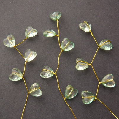 Веточка с кристаллами-сердечками, цвет зеленый, 1 шт.