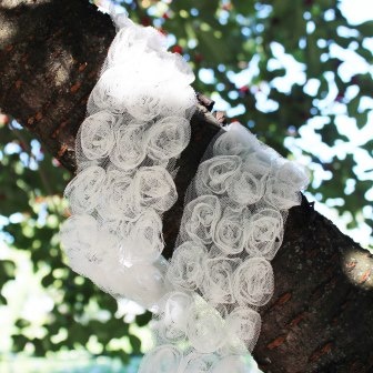 Стрічка з трояндами на фатині, потрійний, колір: кремовий, ширина 85 мм, 60 см