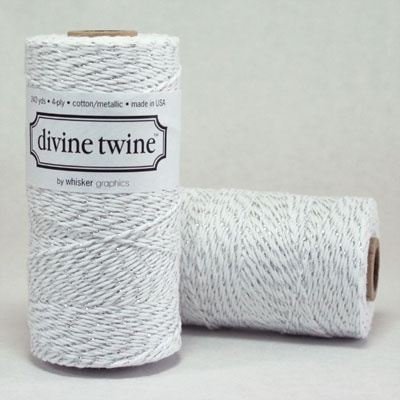Хлопковый шнур от Divine Twine - Silver  Metallic, 1 мм, цвет серебряный/белый, 1м