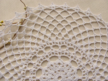 Затишний декор від LESHCHENKO - Вʼязана кругла Серветка "Grid", 30cм, 1шт.