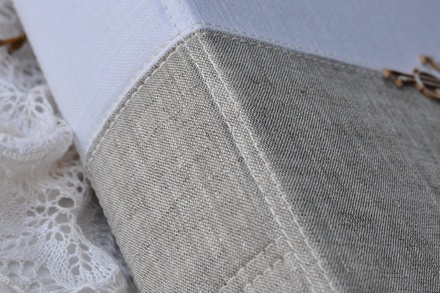 Альбом от Светланы Ковтун в класс. переплете с ткан. покрытием, лен комбинир. гориз. серый и белый, 30х30 см, 6 разворотов, расст. 7 мм