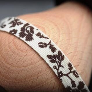 Ленточка з коричневим принтом 1см, біла, 2м