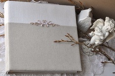 Альбом от Светланы Ковтун в классическом переплете с тканевым покрытием, лен комбинир. гориз. молочный и пес.-серый, 30х30 см, 5 разворотов, расст. 7 мм