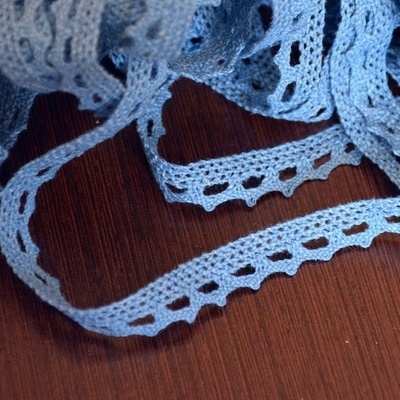 Мереживо бавовняне, в’язане, колір синій, ширина 1 см, довжина 90 см