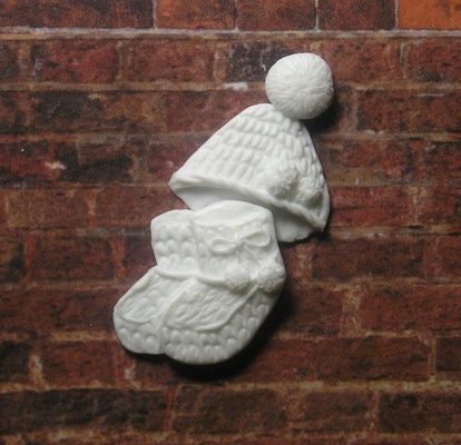 Пластикова прикраса Капелюх з пінетками від E.В.A. 4x1,9 см