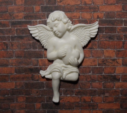 Пластиковий білий ангел з серцем E.В.А, 7х5,3см