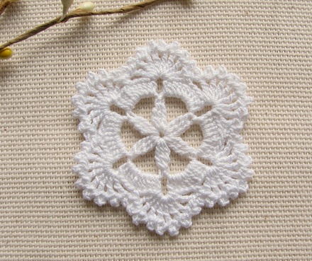 Уютный декор от LESHCHENKO-Вязаный круглый  ажурный мотив "Winter" ,  6см, 1ш
