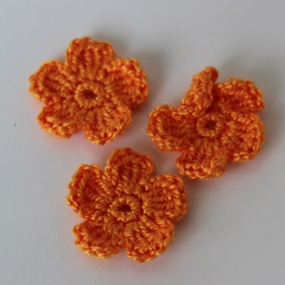 В’язана квітка ручної роботи, колір помаранчевий, 2,5см, 1шт.