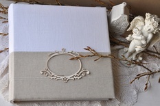 Альбом от Светланы Ковтун в классическом переплете с тканевым покрытием, лен комбинир. гориз. пес.-серый и белый, 30х30 см, 5 разворотов, расст. 7 мм