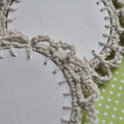 Вязаное украшение - тэг ручной работы, цвет бежевый, 6см 	