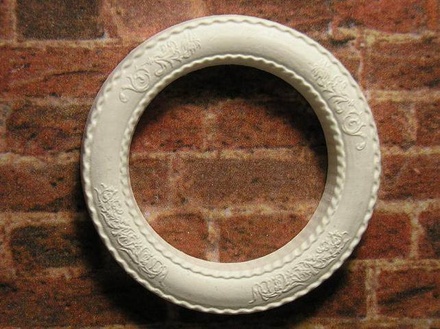 Гіпсова прикраса від E.В.А. - Кругла рамка, біла з візерунком, діаметр - 3 см