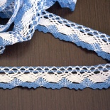 Мереживо бавовняне, в’язане, колір біло-синій, ширина 2.5см, довжина 90 см