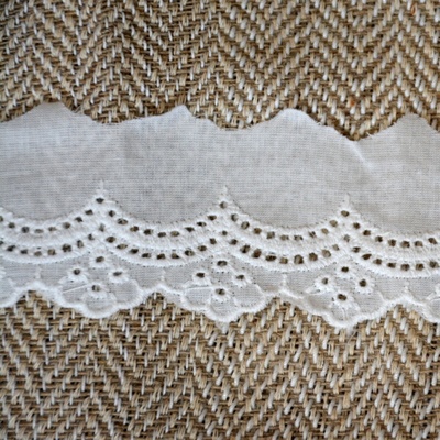 Мереживо шиття, колір білий натуральний, 100% бавовна, ширина 4 см, довжина 45см