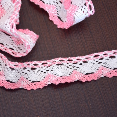 Мереживо бавовняне, в’язане, колір біло-рожевий, ширина 2.5см, довжина 90 см