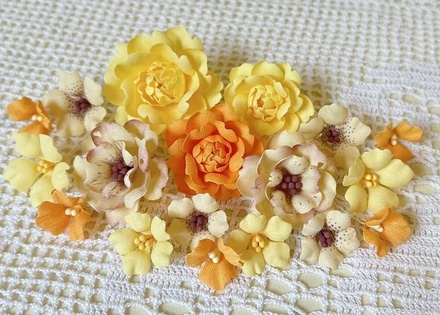 Набір квітів з тканини (18 шт.), розмір 2,5см - 5см, жовто - помаранчевий