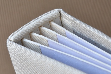 Альбом от Светланы Ковтун в классическом переплете с тканевым покрытием, лен комбинир. вертик. молочный и пес.-серый, 30х30 см, 5 разворотов, расст. 7 мм