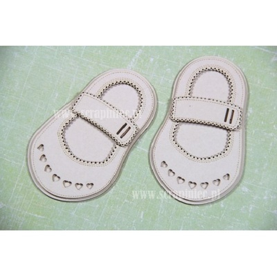 Чипборд Scrapiniec - Взуття босоніжки дівчинки з сердечками і застібкою широкої з прорізами