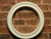 Гипсовое украшение от Е.В.А. - Круглая рамка,  белая со жгутиком, диаметр - 3 см.