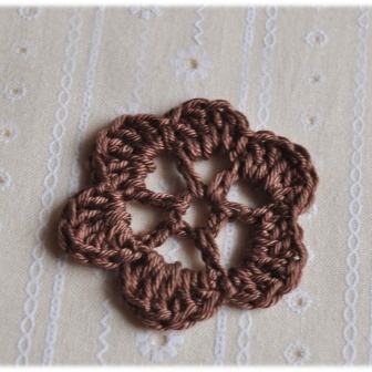 Вязаный цветок ручной работы, цвет шоколадный, 4,5см, 1шт.