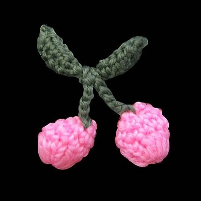 Прикраса в’язана «Вишенька», колір яскраво - рожевий, діаметр "ягідки" 1,5см
