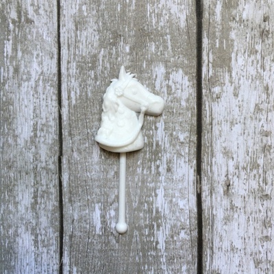 Пластиковое украшение от Е.В.A. - Лошадка, белая, 2х5см