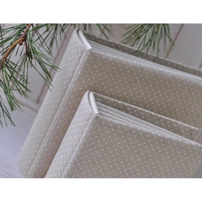 Альбом от Светланы Ковтун в классическом переплете с тканевым покрытием, лен горошек, 20х20 см, 4 разворота, расст. 1 см