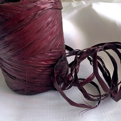 Рафія натуральна, колір шоколадний з бордовим відливом, 1 метр