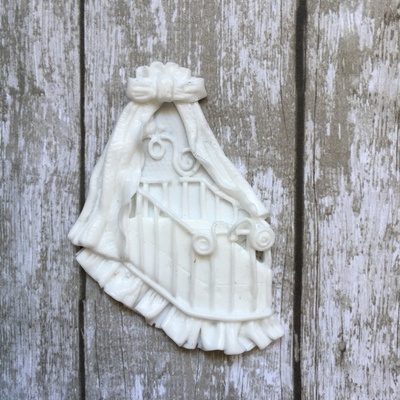 Колиска, пластикова прикраса від E.В.A., біла, 4х5см