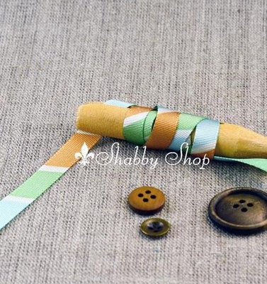 Стрічка American Crafts в зелену, синю, коричневу, білу діагональну смужку, ширину 9,5мм, 90 см