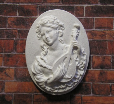 Гіпсова камея від E.В.А. - "Дівчина з мандалиною", 3.8x2.9 см