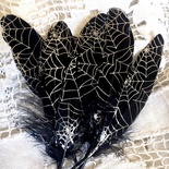 Перо черное с рисунком-паутиной, 1 штука