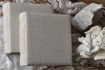 Альбом от Светланы Ковтун в классическом переплете с тканевым покрытием, лен горошек, 20х20 см, 5 разворотов, расст. 7 мм