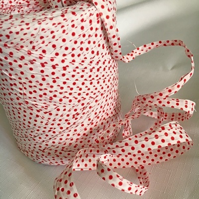 Рафія натуральна, колір білий в червоний горошок, 1 метр