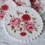 Тканевый тэг от Allmacraft - Tilda Stof rose White, розы на белом, диаметр 7 см, 1 шт.