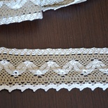 Мереживо бавовняне, в’язане, колір біло-бежевий (сірий), ширина 5см, довжина 90 см