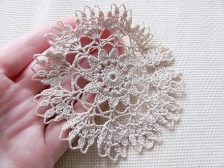 Уютный декор от LESHCHENKO-Вязаный круглый  ажурный мотив "Салфетка №6" , 9см,  1ш