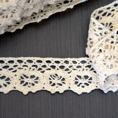 Мереживо бавовняне, в’язане, колір бежевий, ширина 2.5см, довжина 90 см