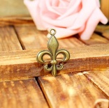 Металлическое украшение "Геральдическая лилия", 28х20 мм, 1 шт.