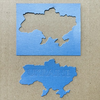 Вирубка із щільного картону (щільність 180 - 250) - контур України з назвою Ukraine, в Набірі 2 елементи (контур і основа)