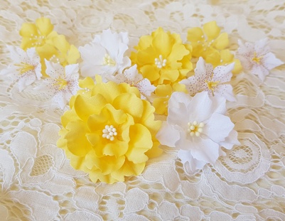 Набір квітів з тканини (15шт.), жовто-білий, 2,5 см - 5 см